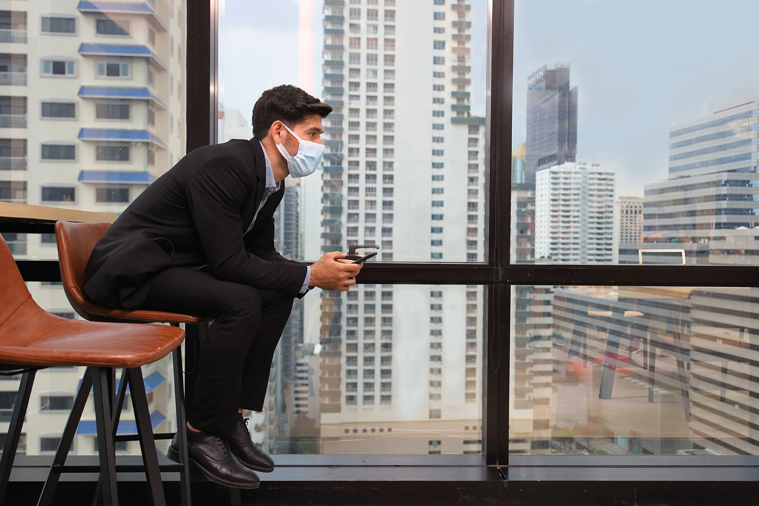 Caucasian businessman wearing facial mask dressing in formal wea